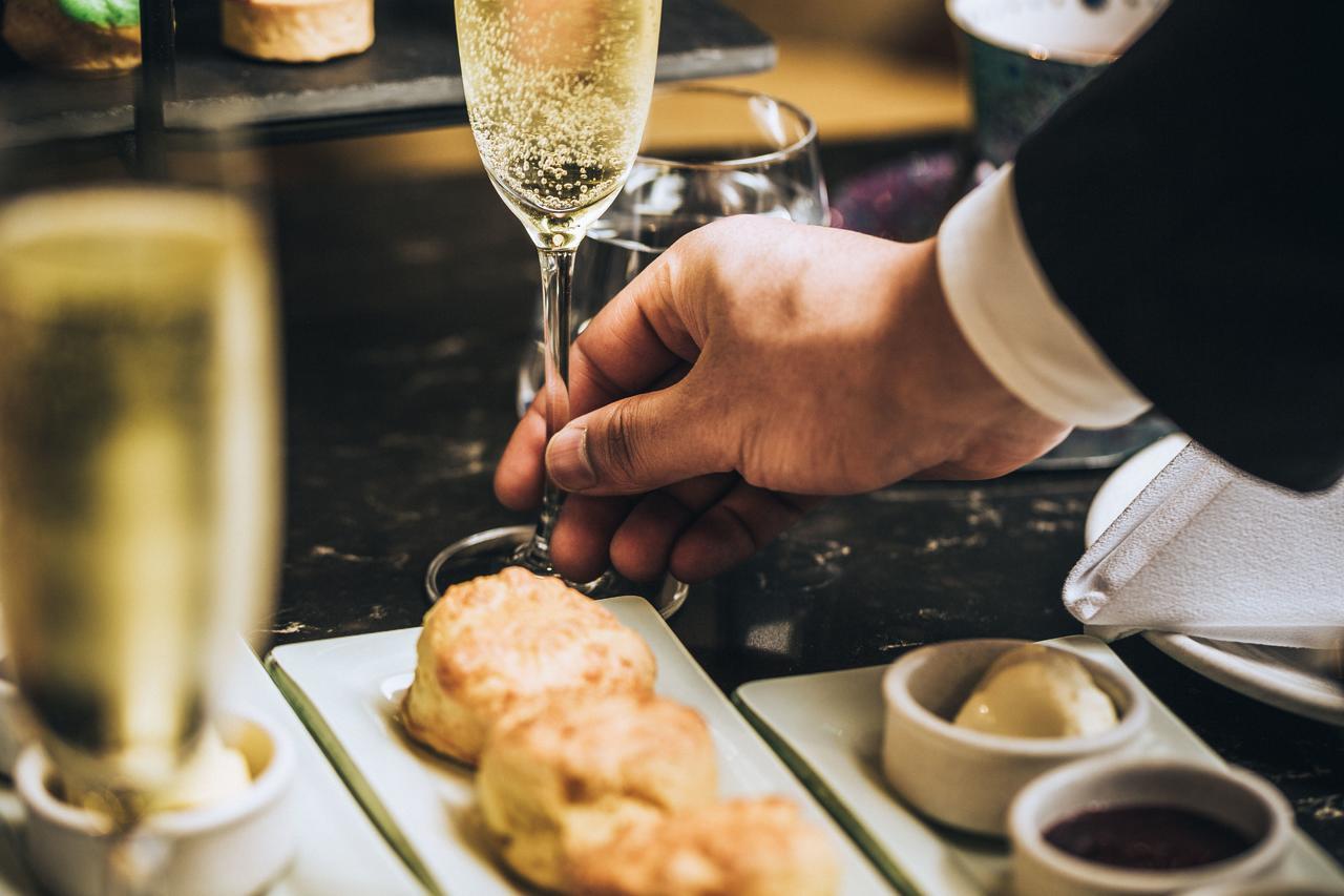 Fable Auckland, Mgallery Εξωτερικό φωτογραφία A butler serving champagne and hors d'oeuvres